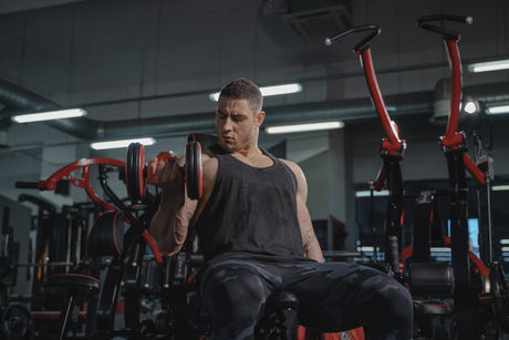 Man doet bicep oefening met dumbbell