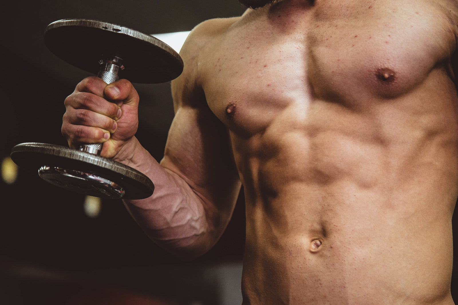 man-met-gespierd-torso-tilt-dumbbell