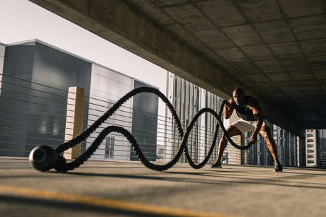 man-doet-oefening-met-battle-ropes