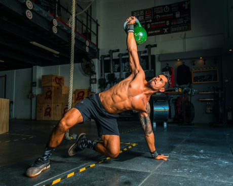 man-doet-oefening-met-kettlebell